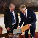 Prinz Liechtenstein liest aus der Verleihungsurkunde und überreicht den Preis an Rocco Buttiglione