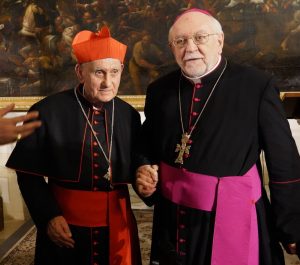 Ernest Kardinal Simoni und Nuntius Peter Zurbriggen