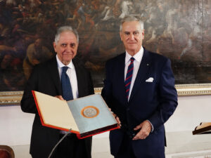 Prinz Liechtenstein liest aus der Verleihungsurkunde und überreicht den Preis an Rocco Buttiglione