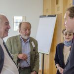 Prof. Bassam Tibi im Gespräch mit Michiel Hemminga, im Hintergrund Dipl.-Ing. Franz Lassak und Tamara Ralis