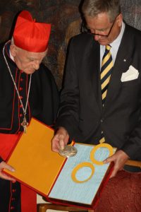 Kardinal Simoni erhaelt die Thomas-Morus-Medaille